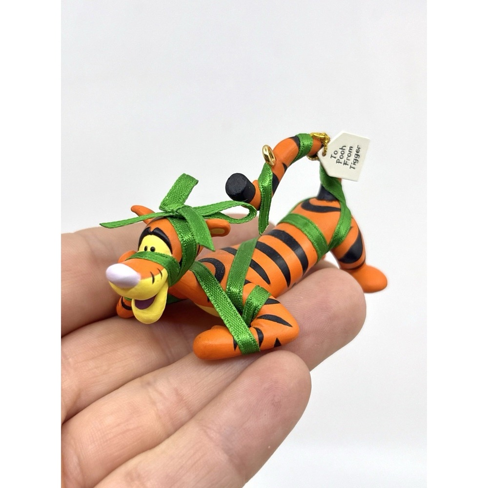 Hallmark Ornament Winnie the Pooh Collection 2008 A Present for Pooh Tigger